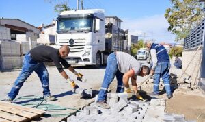 Burhaniye’de Yol Yapım ve Bakım Çalışmaları Sürüyor